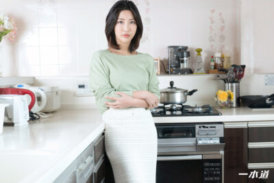 1P-110120-001 ล่อลวงด้วยจิ๋มเปลือย: เอมิริ โมโมตะ